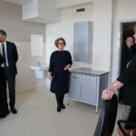 Szpital przy ulicy Wojska Polskiego. Na zdjęciu (od lewej): biskup Marian Florczyk, prof. dr hab. Jacek Semaniak - rektor UJK, Maria Zuba - poseł PiS / Marzena Mąkosa / Radio Kielce