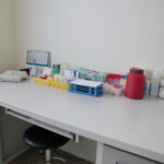 Szpital przy ulicy Wojska Polskiego. Punkt pobrań krwi. Strzykawki, igły, probówki / Marzena Mąkosa / Radio Kielce