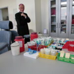 Szpital przy ulicy Wojska Polskiego. Punkt pobrań krwi. Na zdjęciu biskup Marian Florczyk  / Marzena Mąkosa / Radio Kielce