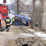 W Skorzeszycach samochód ciężarowy wjechał do rowu. Utrudnienia na trasie krajowej nr 74 z Kielc do Opatowa / M. Mąkosa / Radio Kielce