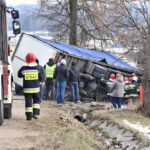W Skorzeszycach samochód ciężarowy wjechał do rowu. Utrudnienia na trasie krajowej nr 74 z Kielc do Opatowa / M. Mąkosa / Radio Kielce