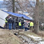 W Skorzeszycach samochód ciężarowy wjechał do rowu. Utrudnienia na trasie krajowej nr 74 z Kielc do Opatowa / M. Mąkosa / Radio Kielce