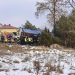 W Skorzeszycach samochód ciężarowy wjechał do rowu. Utrudnienia na trasie krajowej nr 74 z Kielc do Opatowa / M. Mąkosa / Radio Kielce