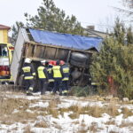 W Skorzeszycach samochód ciężarowy wjechał do rowu. Utrudnienia na trasie krajowej nr 74 z Kielc do Opatowa / M. Mąkosa / Radio Kielce