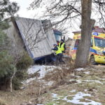 W Skorzeszycach samochód ciężarowy wjechał do rowu. Utrudnienia na trasie krajowej nr 74 z Kielc do Opatowa / M. Mąkosa / Radio Kielce