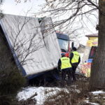 W Skorzeszycach samochód ciężarowy wjechał do rowu. Utrudnienia na trasie krajowej nr 74 z Kielc do Opatowa / M. Mąkosa / Radio Kielce