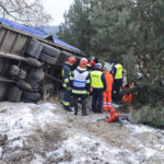 W Skorzeszycach samochód ciężarowy wjechał do rowu. Utrudnienia na trasie krajowej nr 74 z Kielc do Opatowa / M. Mąkosa / Radio Kielce