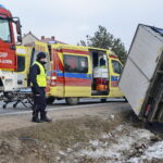 W Skorzeszycach samochód ciężarowy wjechał do rowu. Utrudnienia na trasie krajowej nr 74 z Kielc do Opatowa / M. Mąkosa / Radio Kielce