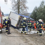 W Skorzeszycach samochód ciężarowy wjechał do rowu. Utrudnienia na trasie krajowej nr 74 z Kielc do Opatowa / M. Mąkosa / Radio Kielce