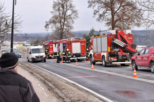 W Skorzeszycach samochód ciężarowy wjechał do rowu. Utrudnienia na trasie krajowej nr 74 z Kielc do Opatowa / M. Mąkosa / Radio Kielce