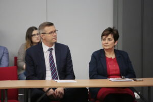 I Kieleckie Forum Rynku Nieruchomości. Na zdjęciu (od lewej): Bogdan Wenta - prezydent Kielc i Danuta Papaj - pełnomocnik prezydenta Kielc / Marzena Mąkosa / Radio Kielce