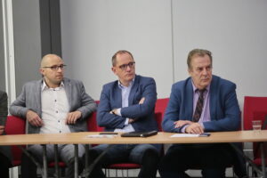 I Kieleckie Forum Rynku Nieruchomości. Na zdjęciu po prawej Artur Hajdorowicz - dyrektor Wydziału Rozwoju i Rewitalizacji Miasta w kieleckim ratuszu / Marzena Mąkosa / Radio Kielce