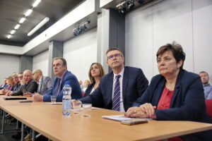 I Kieleckie Forum Rynku Nieruchomości. Na zdjęciu (od prawej): Danuta Papaj - pełnomocnik prezydenta Kielc, Bogdan Wenta - prezydent Kielc i Artur Hajdorowicz - dyrektor Wydziału Rozwoju i Rewitalizacji Miasta w kieleckim ratuszu / Marzena Mąkosa / Radio Kielce