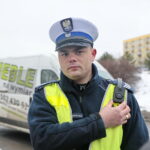 Nowe kamerki policyjne na mundurach patrolujących funkcjonariuszy. Sierż. szt. Krzysztof Zawierucha  / Marzena Mąkosa / Radio Kielce