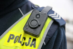 Nowe kamerki policyjne na mundurach patrolujących funkcjonariuszy / Marzena Mąkosa / Radio Kielce
