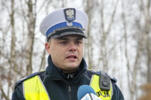 Nowe kamerki policyjne na mundurach patrolujących funkcjonariuszy. Sierż. szt. Krzysztof Zawierucha / Marzena Mąkosa / Radio Kielce