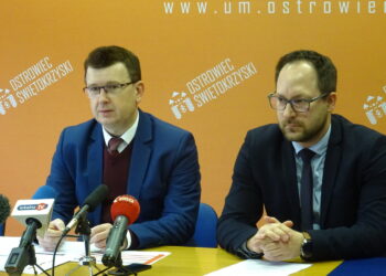 Od lewej: Jarosław Górczyński - prezydent Ostrowca Św., Dominik Smoliński, zastępca prezydenta / Emilia Sitarska / Radio Kielce