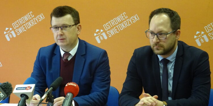 Od lewej: Jarosław Górczyński - prezydent Ostrowca Św., Dominik Smoliński, zastępca prezydenta / Emilia Sitarska / Radio Kielce