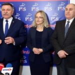 Ostrowiec. Przekazanie pamiątek związanych z obchodami 100-lecia odzyskania niepodległości do Muzeum Historyczno-Archeologicznego. Na zdjęciu (od lewej): poseł Andrzej Kryj, Ewa Działowska dyrektor muzeum i Marek Wójcicki - pracownik muzeum / Emilia Sitarska / Radio Kielce