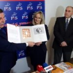 Ostrowiec. Przekazanie pamiątek związanych z obchodami 100-lecia odzyskania niepodległości do Muzeum Historyczno-Archeologicznego. Na zdjęciu (od lewej): poseł Andrzej Kryj, Ewa Działowska dyrektor muzeum i Marek Wójcicki - pracownik muzeum / Emilia Sitarska / Radio Kielce