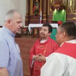 Kielczanie z biskupem Janem Piotrowskim w stolicy Panamy / Ksiądz Łukasz Zygmunt, ksiądz Michał Haśnik, Aleksandra Kujszczyk