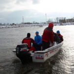 Sandomierz. Zimowa przeprawa Wisły wpław / Grażyna Szlęzak-Wójcik / Radio Kielce