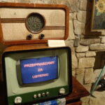 Pan tu nie stał, czyli perły PRL-u w Podziemnej Trasie Turystycznej w Opatowie / Emilia Sitarska / Radio Kielce