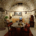 Pan tu nie stał, czyli perły PRL-u w Podziemnej Trasie Turystycznej w Opatowie / Emilia Sitarska / Radio Kielce