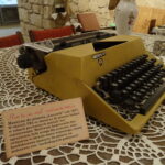 Pan tu nie stał, czyli perły PRL-u w Podziemnej Trasie Turystycznej w Opatowie / Emilia Sitarska / Radio Kielce