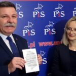 Ostrowiec. Przekazanie pamiątek związanych z obchodami 100-lecia odzyskania niepodległości do Muzeum Historyczno-Archeologicznego. Na zdjęciu (od lewej): poseł Andrzej Kryj i Ewa Działowska dyrektor muzeum / Emilia Sitarska / Radio Kielce