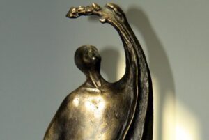Statuetka Siewcy - „tego, który sieje dobro” przyznawana w ramach Plebiscytu „Buskowianin Roku” / Urząd Miasta i Gminy Busko-Zdrój