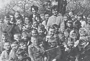 Zajeziorze w gminie Samborzec. Zdjęcia z publikacji historycznej. Szkoła Podstawowa w Zajeziorzu Rocznik 1950 -1953 / mieszkańcy