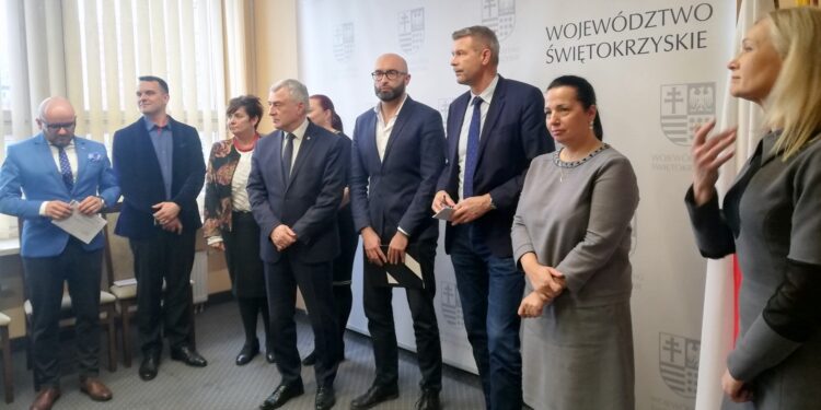 Konferencja w urzędzie marszałkowskim dotycząca Teatru im. Stefana Żeromskiego / Dorota Klusek / Radio Kielce