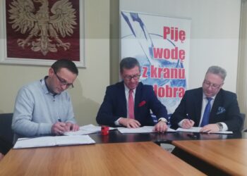 Na zdjęciu od lewej: Łukasz Gajda – Zakład Usług Remontowo-Budowlanych z Masłowa II, Henryk Milcarz – prezes Wodociągów Kieleckich, Władysław Karol Jacewicz – dyrektor do spraw ekonomicznych Wodociągów Kieleckich / Dorota Klusek / Radio Kielce