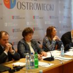 Zarząd Powiatu w Ostrowcu Świętokrzyskim. Od lewej wicestarosta Andrzej Jabłoński, starosta Marzena Dębniak, członkowie zarządu Agnieszka Rogalińska i Łukasz Dybiec / Emilia Sitarska / Radio Kielce