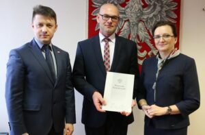 Na zdjęciu (od lewej): wicewojewoda Bartłomiej Dorywalski, Krzysztof Nowak - Wojewódzki Inspektor Jakości Handlowej Artykułów Rolno-Spożywczych i wojewoda Agata Wojtyszek / Świętokrzyski Urząd Wojewódzki