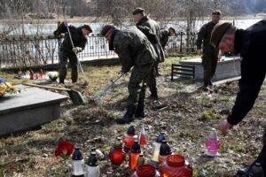 Kielce. Świętokrzyska Brygada WOT porządkowała groby ofiar komunistycznego terroru / Daniel Woś / 10. Świętokrzyska Brygada Obrony Terytorialnej