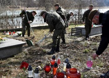 Kielce. Świętokrzyska Brygada WOT porządkowała groby ofiar komunistycznego terroru / Daniel Woś / 10. Świętokrzyska Brygada Obrony Terytorialnej