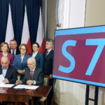 Warszawa. Konferencja prasowa w Ministerstwie Infrastruktury ws. podpisania umowy na opracowanie koncepcji programowej dla odcinka drogi ekspresowej S74 Łagów - Jałowęsy. Na zdjęciu (od lewej): Marek Kwitek - poseł PiS, Anna Krupka - wiceminister Sportu i Turystyki, Andrzej Adamczyk - minister infrastruktury, Maria Zuba - poseł PiS, Agata Wojtyszek - wojewoda świętokrzyski i Krzysztof Słoń - senator PiS. Dokumenty podpisuje Krzysztof Strzelczyk - dyrektor kieleckiego oddziału GDDKiA / Ministerstwo Infrastruktury