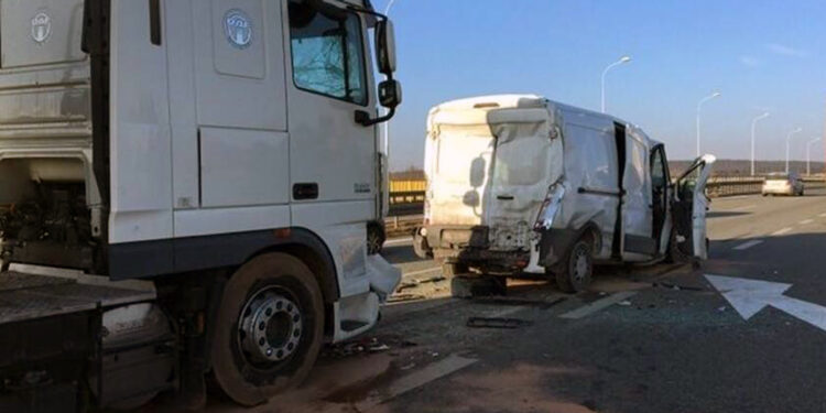 Kolizja na trasie S7. W Skarżysku zderzyły się dwie ciężarówki i bus / Policja Kielce