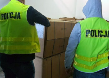 Koneccy policjanci przejęli ponad cztery tony tytoniu bez polskich znaków akcyzy / Policja Kielce