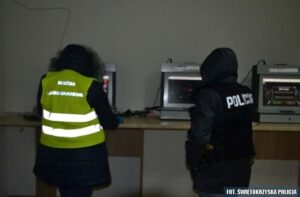 Trzy nielegalne automaty do gier zabezpieczyli we Włoszczowie świętokrzyscy funkcjonariusze / świętokrzyska policja