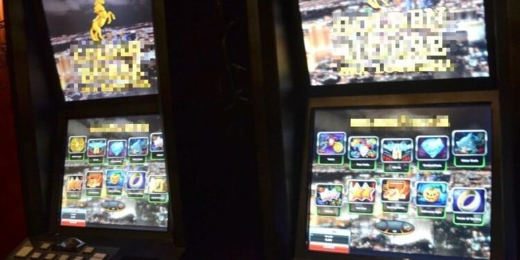 Świętokrzyscy policjanci zabezpieczyli w Jędrzejowie pięć nielegalnych automatów do gier / świętokrzyska policja