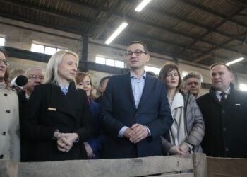 Premier Mateusz Morawiecki w Zagnańsku w trakcie zwiedzenia zakładu Grosspack / Marzena Mąkosa / Radio Kielce