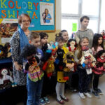 Sadowie. Akcja UNICEF w szkole. Na zdjęciu (od lewej): dyrektor szkoły Anna Nowak oraz koordynator akcji Agnieszka Łapa / Emilia Sitarska / Radio Kielce