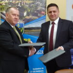 Podpisanie listu intencyjnego w sprawie gazyfikacji gminy Baćkowice. Od lewej Marian Partyka - wójt Baćkowic, Radosław Słoniewski - dyrektor Zakładu Gazowniczego w Kielcach / Emilia Sitarska / Radio Kielce