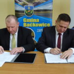Podpisanie listu intencyjnego w sprawie gazyfikacji gminy Baćkowice. Od lewej Marian Partyka - wójt Baćkowic, Radosław Słoniewski - dyrektor Zakładu Gazowniczego w Kielcach / Emilia Sitarska / Radio Kielce
