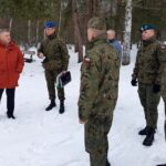 Ostrowiec. Przygotowania do Biegu Tropem Wilczym. Na zdjęciu (pierwszy od lewej): senator Jarosław Rusiecki / Anna Głąb / Radio Kielce