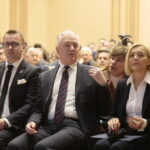 Kielce. Filharmonia Świętokrzyska. Konferencja dotyczącej wsparcia dla przedsiębiorców z terenu województwa świętokrzyskiego w ramach Funduszy Europejskich. Na zdjęciu: Michał Cieślak - poseł Porozumienia, Jarosław Gowin - wicepremier, minister nauki i szkolnictwa wyższego, Renata Janik - wicemarszałek województwa świętokrzyskiego / Marzena Mąkosa / Radio Kielce