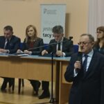 Spotkanie dotyczące wsparcia dla organizacji pozarządowych. Na zdjęciu od lewej: Arkadiusz Piecyk – dyrektor Wojewódzkiego Urzędu Pracy, Ewa Kopolovets – dyrektor Wydziału Polityki Społecznej i Zdrowia w ŚUW, Krzysztof Słoń - senator PiS, Aleksandra Marcinkowska – dyrektor Departamentu Wdrażania Europejskiego Funduszu Społecznego w Urzędzie Marszałkowskim w Kielcach, Andrzej Michalski dyrektor PFRON. / Iwona Murawska / Radio Kielce